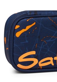 Marineblaue rechteckige Tasche mit orangen Spritzern und großen Text. Hergestellt aus strapazierfähigem Stoff mit strukturierten Oberflächen und Reißverschluss.