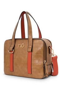 Sac à main en simili cuir marron avec texture crocodile, poignées et accents orange, quincaillerie dorée, forme rectangulaire et fermeture éclair.