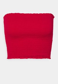 Červený bezramínkový top bandeau s volánovými okraji a texturovaným vodorovným prošíváním.