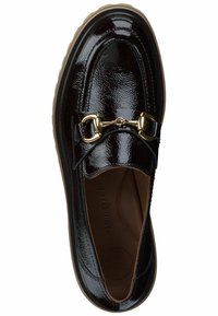 Zwarte gepatineerde leren loafer met een glanzende oppervlakte, gouden hardwareaccent, gestikte details en een gevoerde binnenzool. Rubberen buitenzool voor grip.