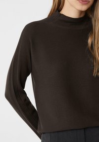 Ciemnobrązowy sweter prążkowany z wysokim kołnierzem, z długimi rękawami i pionowymi przeszyciami wzdłuż ramion. Gładka tekstura.