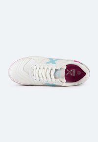 Zapatilla deportiva blanca con una parte superior texturizada, detalles en azul claro y detalles rosas en la suela. Cierre con cordones y cuello acolchado.