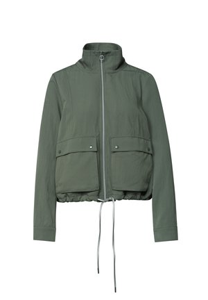Veste zippée vert olive avec col montant, deux poches avant à rabat avec boutons-pression et ourlet ajustable avec cordon.
