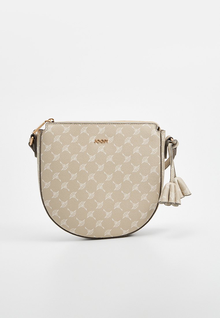 Beige halbkreisförmige Handtasche mit weißem geometrischem Muster, goldfarbenem Reißverschluss, Quastendetail und „JOOP!“-Logo in goldenen Buchstaben auf der Vorderseite.