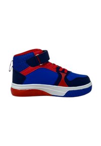 Sneaker alta caratterizzata da un mix di materiali blu, rosso e navy, con una tomaia in mesh testurizzato, suola bianca e fascetta regolabile.