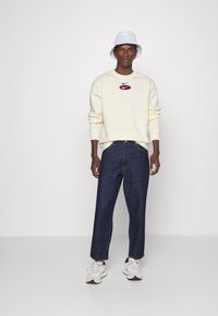 Nike Sportswear CREW - Camisola - coconut milk