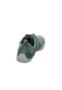 Grüner Sportschuh mit einer strukturierten Gummisohle, weichem Textilobermaterial und einer Zuglasche an der Ferse. Verfügt über ein minimalistisches Design und eine Schnürung.