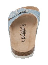 Blå sandal med korkfot sula och vit gummisula. Har två justerbara remmar med spänne i silver. Mjuk texturerad ovandel.