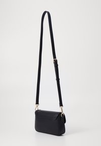 Borsa a tracolla nera in pelle con forma rettangolare, dettagli in metallo dorato e tracolla regolabile. Texture liscia, design minimalista.