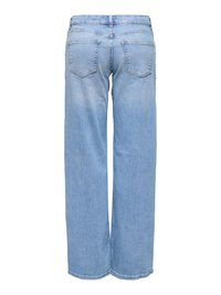 Jean en denim bleu clair à jambes larges, avec poches arrière visibles, passants de ceinture et effet délavé sur fond blanc.