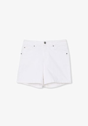 Pantalones cortos de mezclilla blanca con bolsillos frontales, pasadores para cinturón y un cierre de botón metálico, mostrados en plano sobre un fondo blanco.