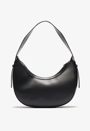 Borsa nera in pelle con una forma curva e una singola tracolla. Presenta una texture liscia e dettagli di cuciture sottili.