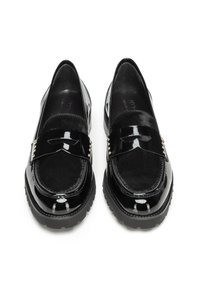 Schwarze Lackleder-Lokkschuhe mit einem strukturierten schwarzen Einsatz, dekorativen goldenen Akzenten am Riemen und einer klobigen schwarzen Sohle.