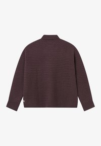 Strikket genser i mørk lilla med et teksturert mønster, med krage og ribbestrikkede mansjetter. Rett snitt og uformell design.