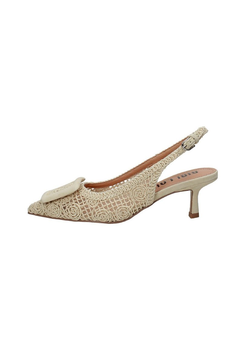 Scarpa beige con lacci a slingback e punta affusolata, decorata con motivi floreali in rilievo e un tacco basso. Dettagli in morbido pelle sulla parte frontale.