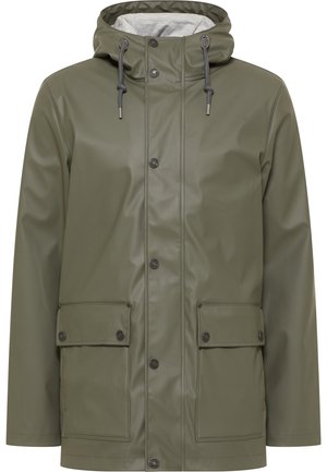 Giacca impermeabile verde oliva con cappuccio. Presenta bottoni a pressione, due tasche frontali e una fodera interna grigia. Texture liscia e lucida.
