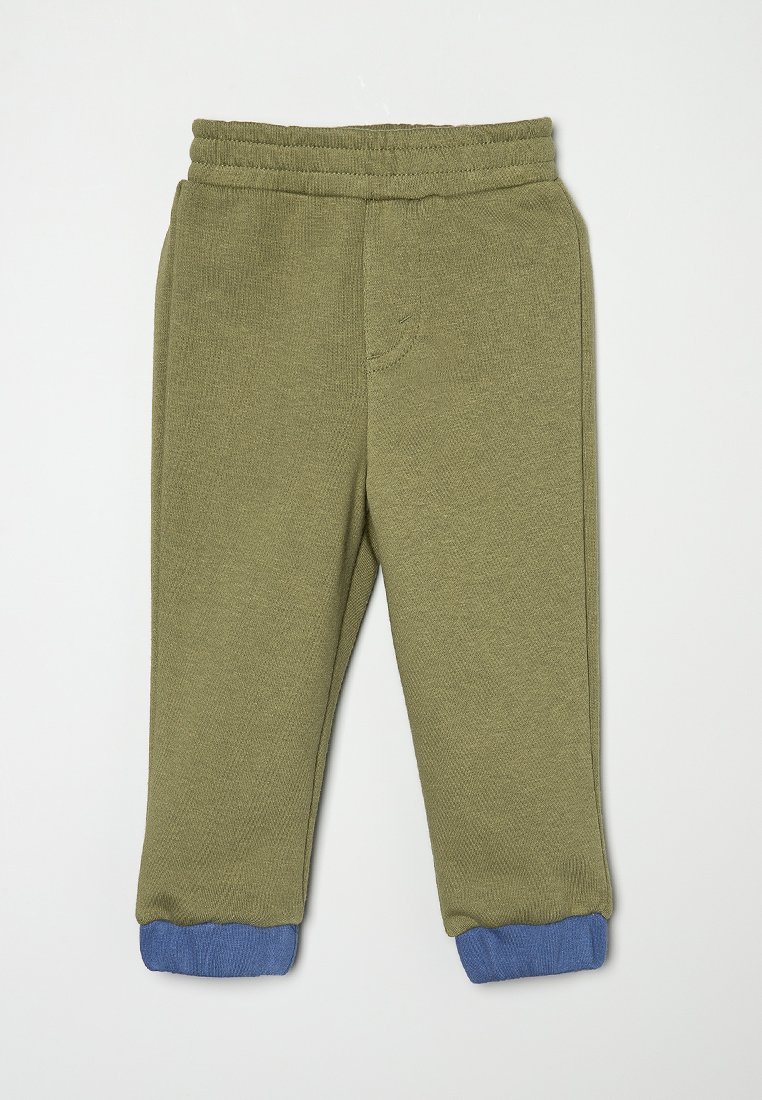 Pantaloni a maglia verde oliva con vita elasticizzata e polsini blu a coste, esposti in modo piatto su uno sfondo chiaro.