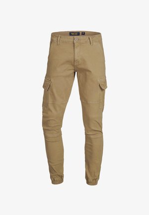 Beżowe spodnie cargo z zapięciem na guziki, elastycznymi mankietami, dwoma bocznymi kieszeniami na patki oraz detalami przeszyć na kolanach, prezentowane na białym tle.