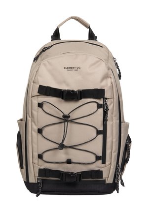 Sac à dos Beige Element Co. avec bretelles noires, cordon élastique à l'avant, plusieurs compartiments zippés et poignée rembourrée sur le dessus.