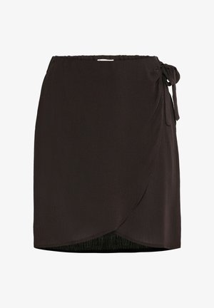 Black wrap skirt made of textured fabric. Features an elastic waistband and a side tie, with a slightly curved hem.