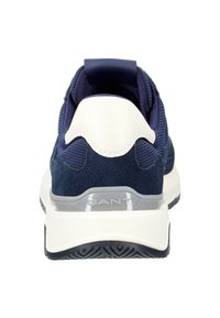 Námořnické modré tenisky s texturovanou síťovinou a semišovým svrškem, bílým akcentem na patě, průhledným odpružením na patě a gumovou podrážkou s vzorovaným vzorkem.