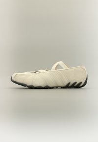 Unselected, cream white/cream white/utility black