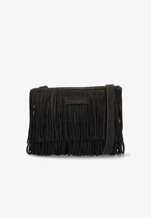 Bolso bandolera de ante marrón con detalles de flecos largos, forma rectangular plana y una correa ajustable. Cuenta con una parche con la marca.