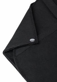 Czarna tkaninowa organizer z teksturowaną powierzchnią, złożonym klapkiem i metalowym zapięciem na zatrzask dla pewnego zamknięcia.