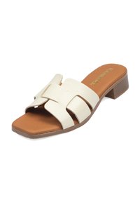 Sandalias de slide en color crema con acabado texturizado, que cuentan con dos correas superpuestas y un bajo tacón cuadrado marrón.