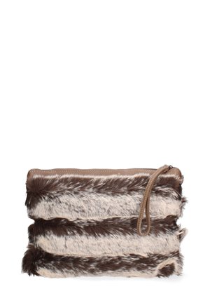 Borsa a pochette a strisce marroni e crema con chiusura a zip e una tracolla laterale. Texture morbida con bande di colore a contrasto.