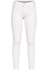 Vaqueros blancos ajustados de denim, con un clásico diseño de cinco bolsillos, textura suave y cierre frontal con botón y cremallera.
