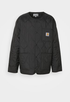 Veste matelassée noire avec un col rond, une fermeture à boutons et deux poches avant. Comprend une petite étiquette logo sur la poitrine.