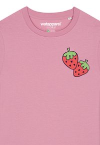 Roze t-shirt met korte mouwen van zachte stof, voorzien van een grafisch ontwerp van twee rode aardbeien met groene toppen.