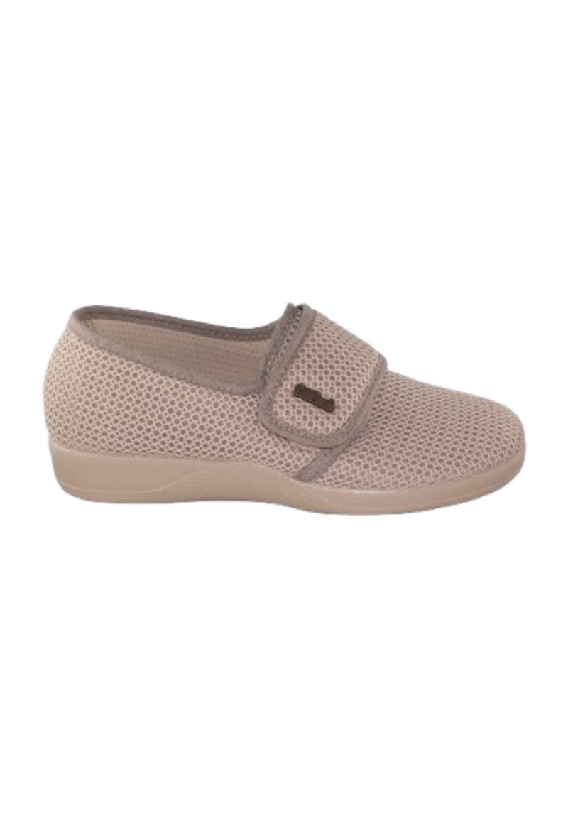 Zapatos ligeros de malla beige claro, tipo slip-on, con una correa de Velcro, que cuentan con una suela acolchada y un diseño transpirable para mayor comodidad.