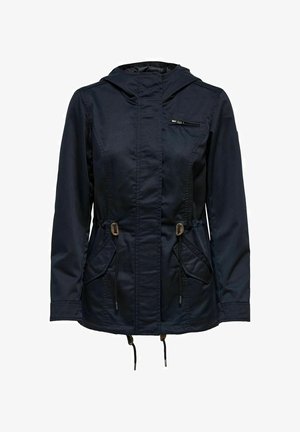 Veste légère bleu marine avec capuche, taille ajustable par cordon, poche poitrine zippée et deux poches latérales. Texture de tissu lisse, design décontracté.