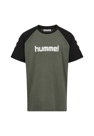 Kortærmet T-shirt med olivengrøn krop, sorte raglanærmer og hvid "hummel" tekstlogo på brystet.