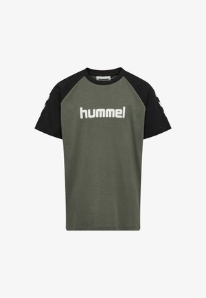 Koszulka z krótkim rękawem z oliwkowozielonym korpusem, czarnymi rękawami raglanowymi i białym nadrukiem tekstowym "hummel" na piersi.