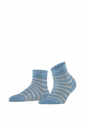 Chaussettes bleues jusqu'à la cheville avec des bords festonnés présentant des rayures texturées alternées bleu clair et beige.