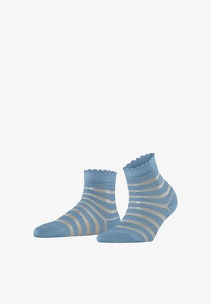 Niebieskie skarpety do kostki z falistymi brzegami, zdobione na przemian jasnoniebieskimi i beżowymi teksturowanymi paskami.