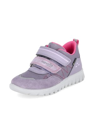 Kinderpaarse en roze sneaker met twee klittenbandsluitingen en witte zool, ontworpen voor casual dragen en makkelijk sluiten.