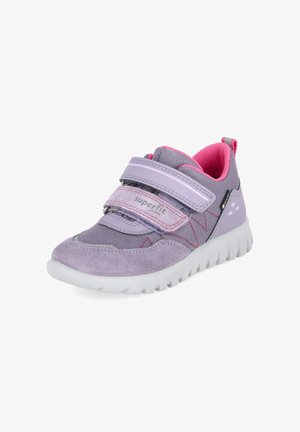 Fioletowo-różowy dziecięcy sneaker z dwoma paskami na rzepy i białą podeszwą, zaprojektowany do codziennego noszenia i łatwego zapinania.