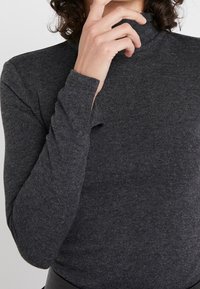 MAX&Co. Sweter