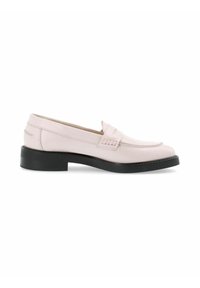 Mocasines de cuero rosa claro con punta redonda, costuras decorativas y un pequeño tacón cuadrado negro. Textura suave y detalles de diseño mínimos.