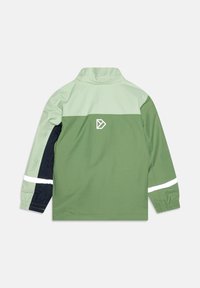 Ελαφρώς πράσινο και σκούρο ναυτικό αδιάβροχο μπουφάν με φερμουάρ στον γιακά, ελαστικά μανίκια και αντανακλαστική λευκή ρίγα. Διαθέτει λογότυπο στο πάνω μέρος της πλάτη�ς.