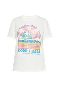 Hvid bomulds t-shirt med et farverigt grafiktryk af en solnedgang med palmer, teksten "GOOD TIMES" i blå og "and tan lines" i mindre tekst nedenfor.