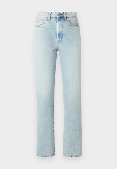 Φωτεινό γαλάζιο τζιν με ίσια γραμμή στα πόδια, πέντε τσέπες και διακοσμητικό ράψιμο κατά μήκος της μέσης. Κλασικό κλείσιμο με κουμπί.