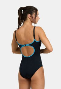 Bañador negro con detalles en azul, cuenta con tirantes ajustables, un diseño de espalda abierta y una silueta ajustada. Material suave y elástico.