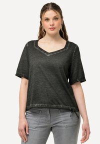 Zwarte, loszittende T-shirt, V-hals met contrasterende stiksels, korte mouwen, textuurstof en verstelbare trekkoorden aan de onderkant.