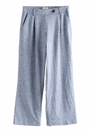 Pantalon large en lin bleu clair avec poches latérales, passants pour ceinture et fermeture par bouton à la taille.