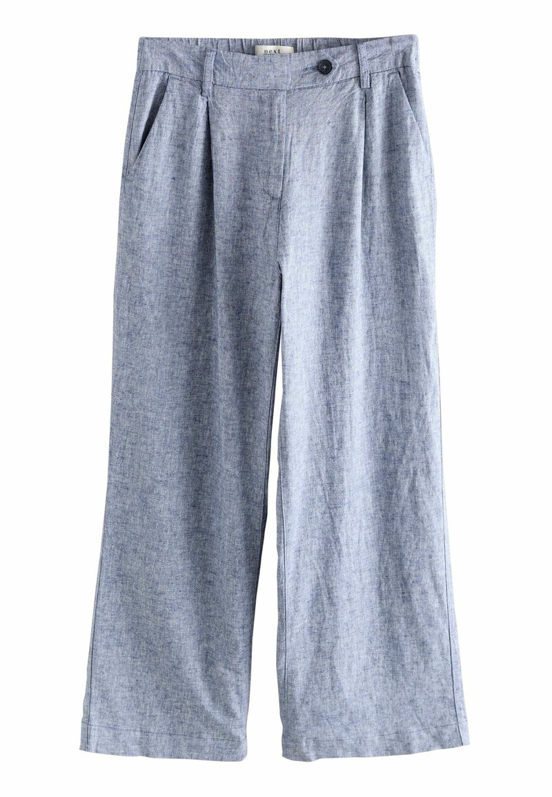 Pantalon large en lin bleu clair avec poches latérales, passants pour ceinture et fermeture par bouton à la taille.